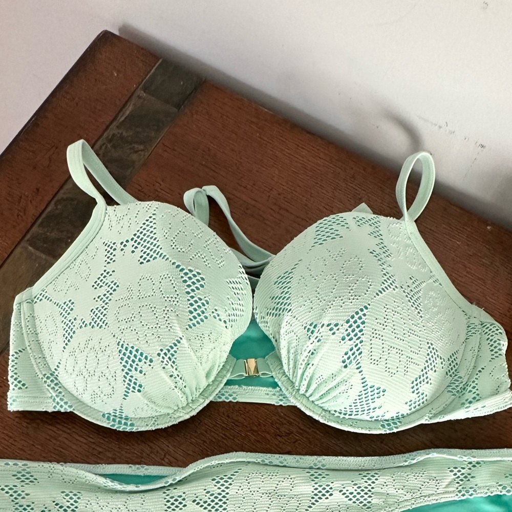 EUC Sz 36D Aerie Top